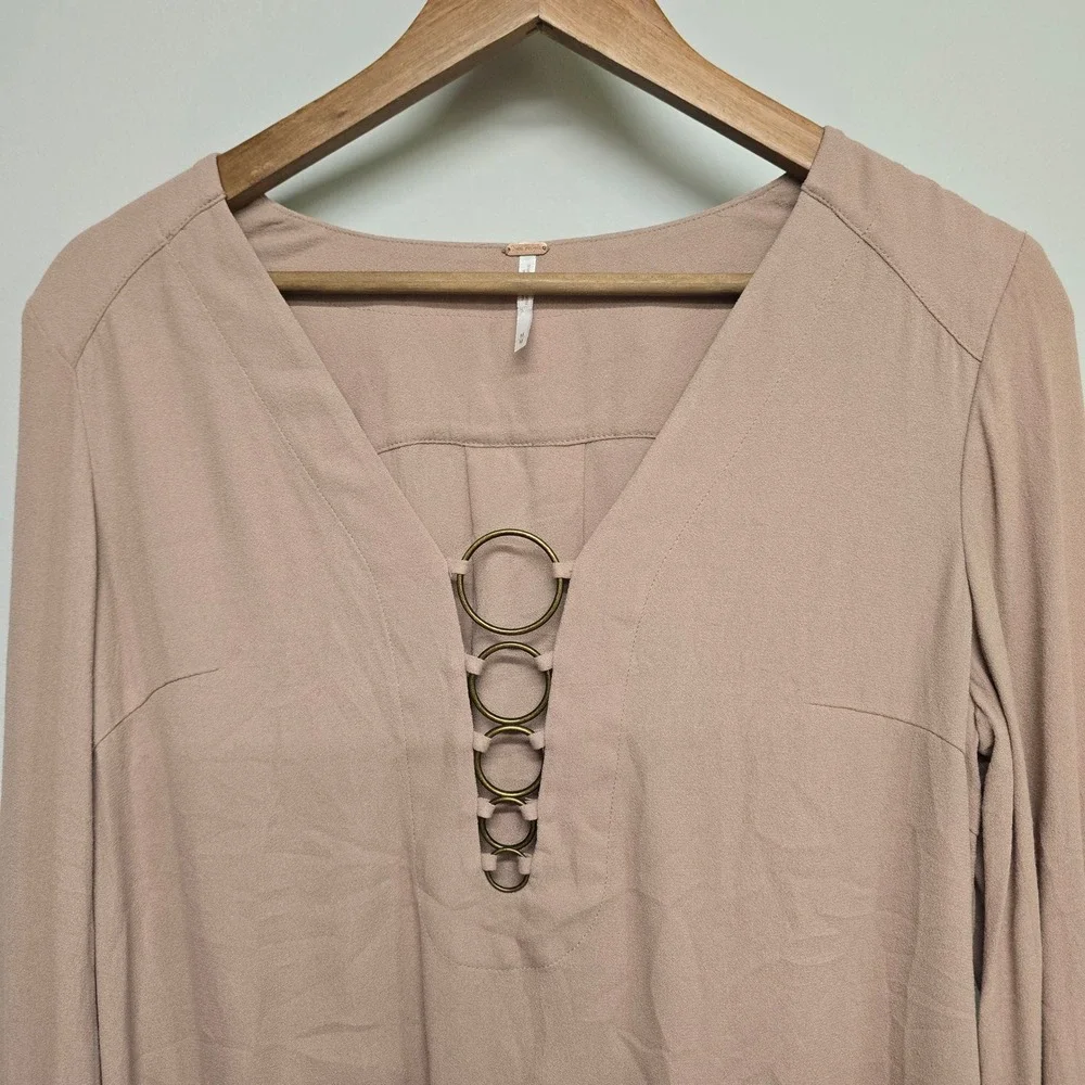 Free People Blouse Womens Medium Pink Ring Detail V-Neck Boho Minimalist - Picture 3 of 13